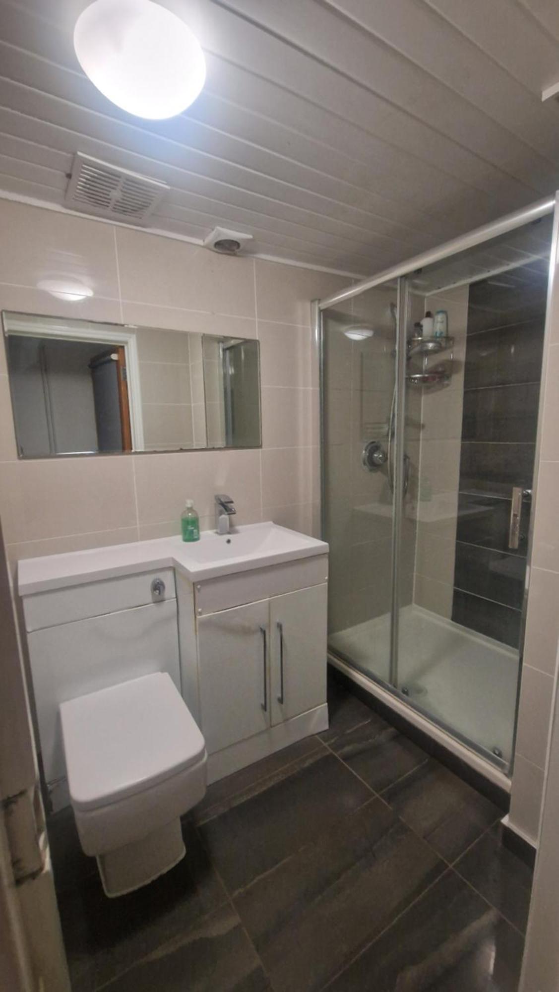 Comfort Sleep - Rooms With Shared Facilities 윈저 외부 사진