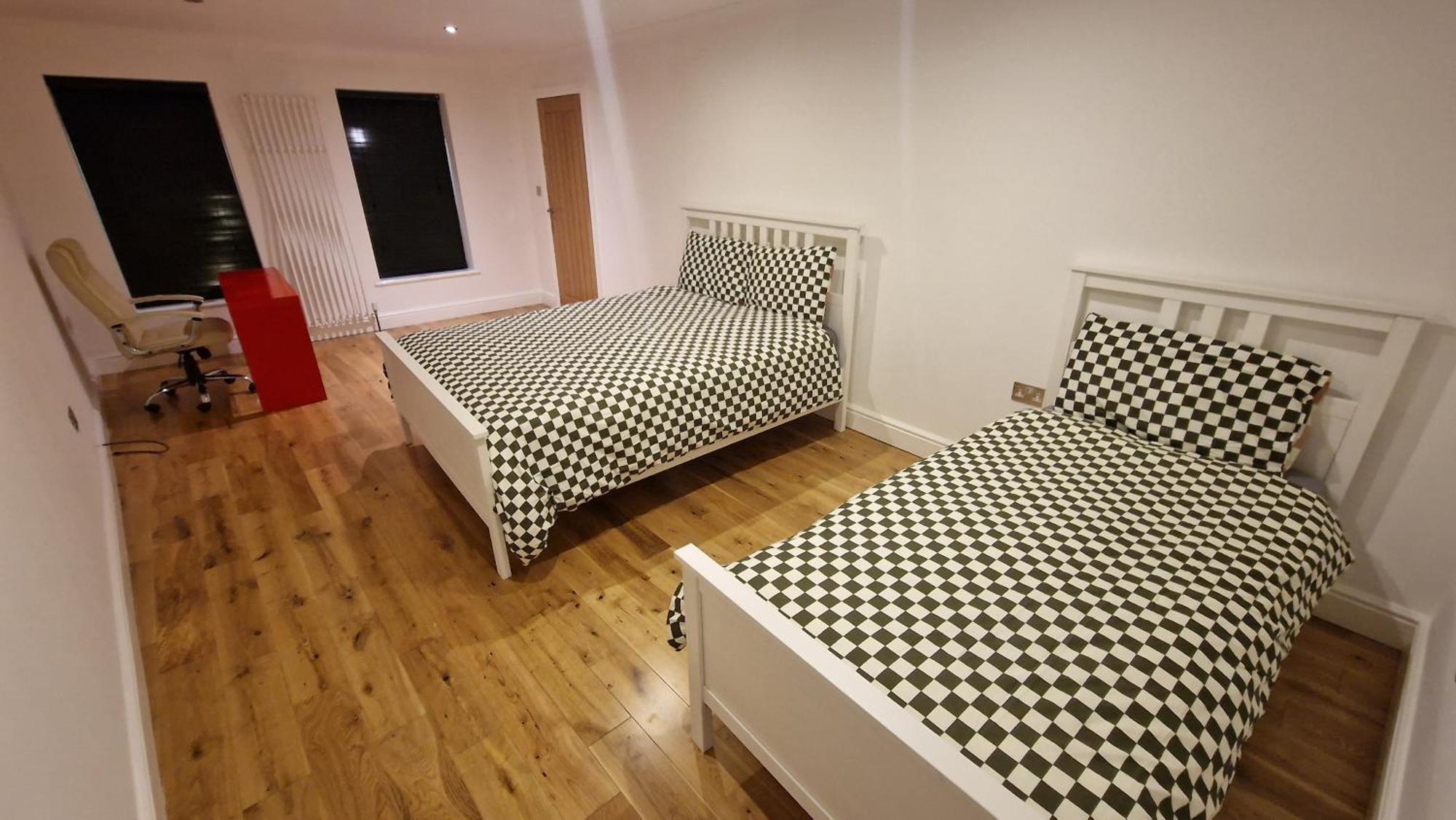 Comfort Sleep - Rooms With Shared Facilities 윈저 외부 사진
